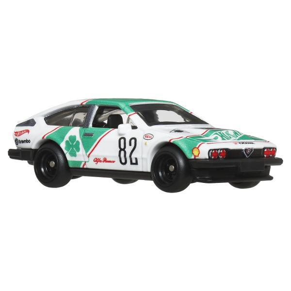 Colectia de caroserie din metal la scara 164 reproduce vehiculele preferate de fani cu anvelope reale Real Rider si grafica personalizata Fiecare model are decoratiuni speciale si ambalaje numerotate Le poti adauga pe toate in colectia ta Fiecare se vinde separat si in functie de disponibilitate Culorile si decoratiunile pot varia Acest pachet contine masinuta Alfa Romeo GTV6 30