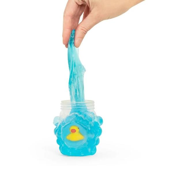 Slime cu Ratusca de Cauciuc este o jucarie senzoriala distractiva potrivita pentru joaca creativa si activitati de tip antistres Produsul include slime albastru cu aspect de apa si o ratusca simpatica in interior oferind o experienta vizuala si tactila atractiva Textura moale si elastica permite intinderea apasarea si modelarea slime-ului stimuland simtul tactil indemanarea si imaginatia copilului Recipientul practic ajuta la depozitarea usoara dupa utilizare si permite folosiri 