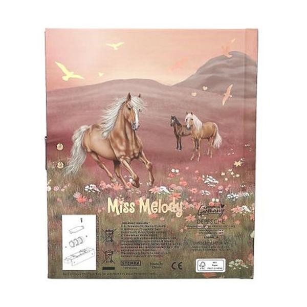 Pentru g&acirc;nduri &537;i vise secrete jurnalul de la Miss Melody &icirc;n tonuri calde de roz &537;i ro&537;u are o copert&259; vis&259;toare cu doi cai &icirc;ntr-o paji&537;te &icirc;nflorit&259; la apus Interiorul jurnalului este de asemenea ilustrat cu dragoste &537;i are 80 de pagini liniate fin Jurnalul &nbsp;se deschide doar atunci c&acirc;nd este introdus codul corect din patru cifre reglabil personal Hitul lui Taylor Swift &bdquo;Wildest Dreams&rdquo; canta 