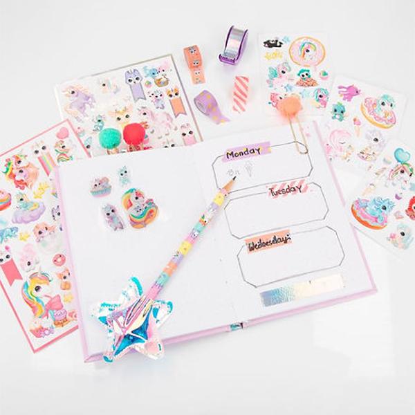Un jurnal DIY Setul de Ylvi include un notebook cu puncte fine la interior 3 capse cu pom-poms dragut 1 creion cu topper stea 1 dozator cu 4 benzi decorative si o multime de autocolante dragute din lumea magica a unicornului NayaAtrage atentia absoluta figura unicornului 3D de pe coperta cartii
