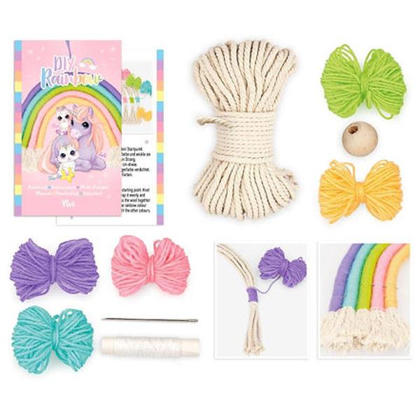 Vesel colorat si facut in casa Cu setul de macrame de la Ylvi puteti innoda un curcubeu frumos pe care sa il agatati in camera sau fereastra cu ajutorul instructiunilor clare Contine tot ce ai nevoie fire de macrame de culoare naturala 5 bile de lana in culorile galben roz verde turcoaz si violet fire de culoare naturala ac si bila de lemn