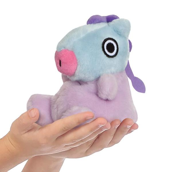 Jucarie de plus Aurora Mang Palm Pal 13cm in forma de personaj stilizat realizata din material textil moale si placut la atingere ideala pentru joaca si colectie Designul colorat in nuante pastel de mov albastru si roz este complet de detalii simpatice precum botul contrastant si ochiul mare expresiv care ii ofera un aspect jucaus si atractiv Forma compacta si textura pufoasa o fac potrivita pentru imbratisare si transport usor fiind ideala atat pentru acasa cat si pentru deplasari 