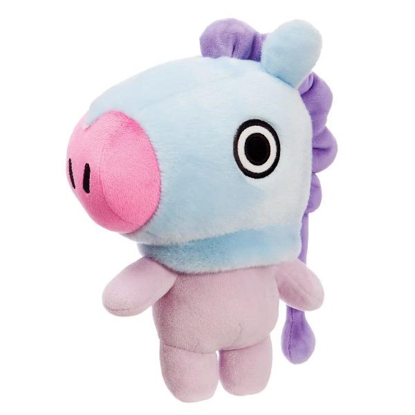 Jucarie de plus Aurora Mang 26cm in forma de personaj stilizat realizata din material textil moale si pufos placut la atingere ideala pentru joaca si colectie Designul atractiv in nuante pastel de albastru mov si roz este completat de detalii expresive precum ochiul mare si botul contrastant oferind un aspect jucaus si memorabil Elementele decorative din zona capului inspirate de o coama sau accesorii stilizate adauga un plus de originalitate si diferentiaza produsul Forma compacta 