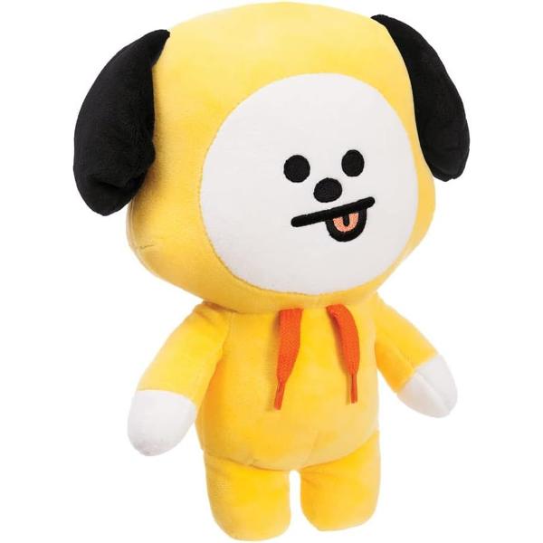 Jucarie de plus Aurora Chimmy 26cm in forma de catelus simpatic realizata din material textil moale si placut la atingere ideala pentru imbratisare si joaca zilnica Designul vesel in nuante de galben cu detalii contrastante la urechi si fata este completat de hanoracul decorativ cu snururi care ii ofera un aspect modern si atractiv Expresia jucausa cu limba scoasa adauga un plus de personalitate si farmec Dimensiunea compacta o face usor de transport fiind potrivita atat pentru acasa 