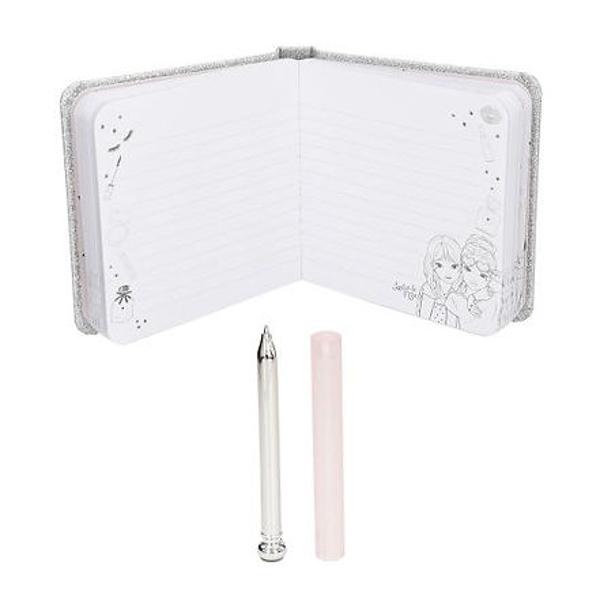 Acest mic set de scris de la TOPModel are multe de oferit un carnet cu o coperta frumoasa cu sclipici de culoare argintie cu motive dragute o oglinda ascunsa pagini fine cartuite cu ilustratii dulci si un stilou de culoare argintie cu capac roz