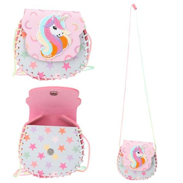 Pentru fanii creativi ai unicornilor setul DIY de la Ylvi con&539;ine tot ce ai nevoie pentru a-&539;i crea propria geant&259; prin &icirc;nf&259;&537;urare cu a&539;&259; Bine&icirc;n&539;eles cu instruc&539;iuni clare Un element care atrage aten&539;ia eticheta cu unicorn brodat&259; pe fa&539;&259;