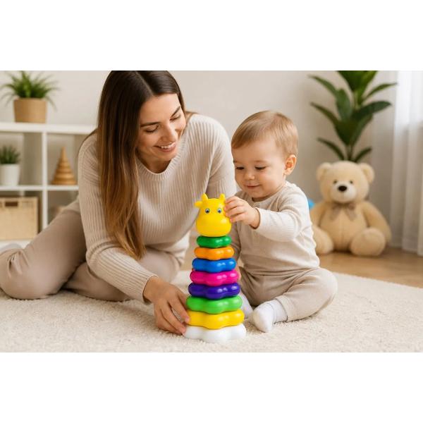 Piramida Floare &8470;2 este o jucarie educativa colorata care ii ajuta pe cei mici sa invete culorile dimensiunile si ordinea de asamblare Piramida este alcatuita dintr-o baza 8 inele de dimensiuni diferite in forma de floare si o piesa superioara reprezentand o vacuta simpatica care face jocul si mai atractiv &Icirc;n timpul jocului copilul isi dezvolta gandirea logica motricitatea fina coordonarea miscarilor atentia si perceptia spatiala Jucaria este fabricata din plastic 