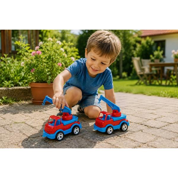 Macaraua Mini Matik este o jucarie colorata si atractiva perfecta pentru copiii pasionati de utilaje de constructii Modelul este prevazut cu brat mobil si carlig oferind un joc realist si dezvoltand imaginatia celor mici Datorita dimensiunii compacte masinuta este usor de transportat si ideala pentru joaca acasa in curte sau in nisip In timpul jocului copilul isi dezvolta motricitatea fina coordonarea si creativitatea Caracteristici tip macara culoarealbastru si rosu brat mobil 