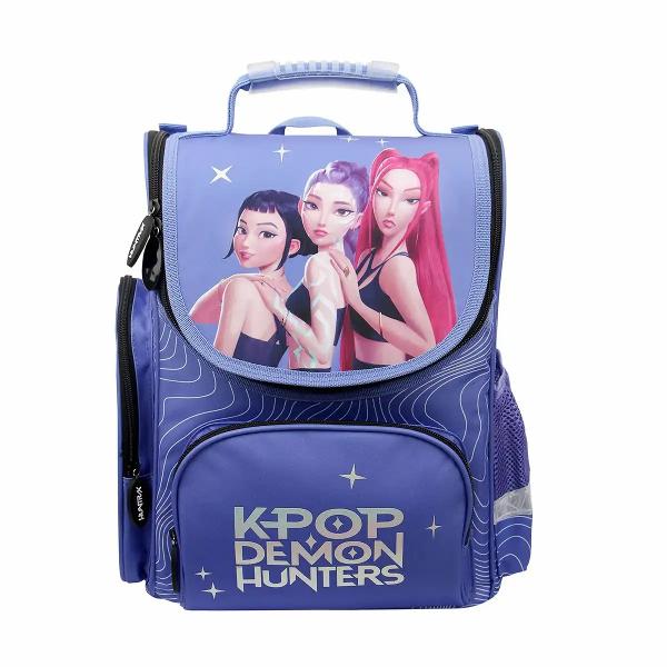 Ghiozdanul pentru scoala din colectia K-Pop Demon Hunters este realizat din material impermeabil si este ideal pentru elevi Designul tematic cu personaje din seria K-Pop Demon Hunters aduce un stil distinct iar sistemul de spate Venti Stream asigura confort in timpul purtariiCaracteristiciDesign tematic K-Pop Demon HuntersSistem de spate Venti Stream pentru confortMaterial impermeabilElemente reflectorizante pentru 