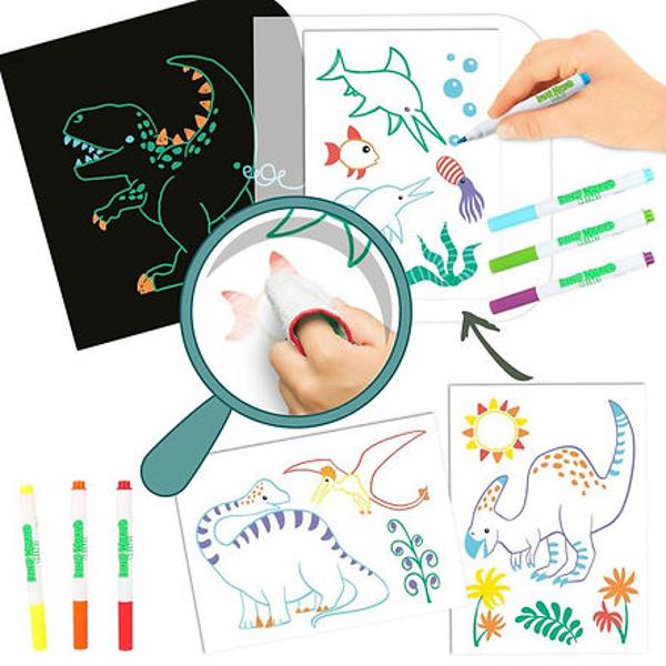 Distractie de colorat cu Dino-ul din nou si din nou In cartea de colorat textila de la Dino World micii fani dinozauri pot picta creativ pe patru pagini negre si pot urmari unul dintre sabloanele dragute pe o pagina transparenta Dupa ce s-au terminat pur si simplu stergeti cu un servetel umed Inclus 6 creioane colorate intr-o punga cusuta