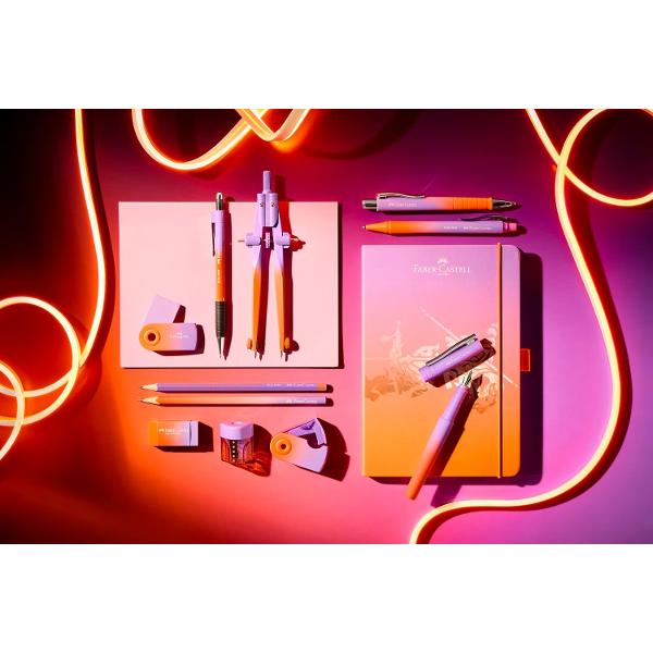 Stilou Faber-Castell cu un gradient elegant de culoare care trece u&537;or de la violet la portocaliu coral cre&acirc;nd un accesoriu atractiv din punct de vedere vizual pentru studen&539;i profesioni&537;ti &537;i pasiona&539;i de scrisEchipat cu penita&nbsp;din o&539;el 