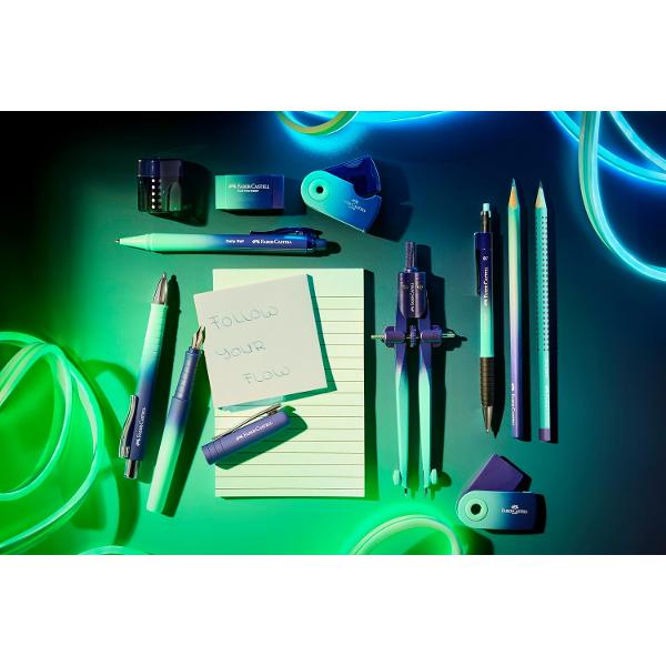Stilou Faber-Castell cu un gradient elegant de culoare care trece u&537;or de la albastru intens la verde-ment&259; combin&acirc;nd func&539;ionalitatea cu un stil modern &537;i atr&259;g&259;torEchipat cu&nbsp;penita din o&539;el de 1 mm ofer&259; un flux constant 