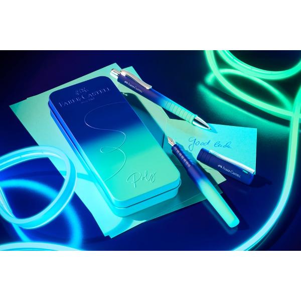 Set cadou ce contine un stilou si un pix Poly Faber-Castell gama Flow Forma ergonomica triunghiulara Grip placut la atingere cu textura anti-alunecare Clip rezistent varf si buton din metal Rezerva de mare capacitate XB albastra Corp si componente din plastic reciclat Varf stilou tip M Penita din otel inoxidabil Culoare albastru-turcoaz cu efect gradient