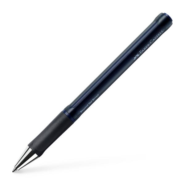 Pix cu gel 1mm Beyond Faber-Castell Zona de prindere cauciucata pentru scriere confortabila Corp transparent pentru verificarea rapida a nivelului de cerneala Varf de 1mm cu linia de scriere de 06mm Cerneala de culoare albastra rezistenta la documente Clips metalic durabil si flexibil Realizat din 74 plastic reciclat Reincarcabil
