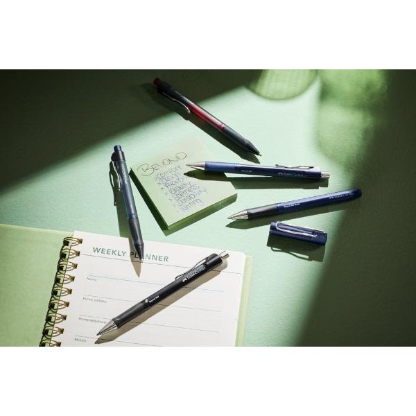 Pix cu gel si mecanism 07mm Beyond Faber-Castell Zona de prindere cauciucata pentru scriere confortabila Corp transparent pentru verificarea rapida a nivelului de cerneala Varf de 07mm cu linia de scriere de 04mm Cerneala de culoare neagra rezistenta la documente Clips metalic durabil si flexibil Realizat din 66 plastic reciclat Reincarcabil