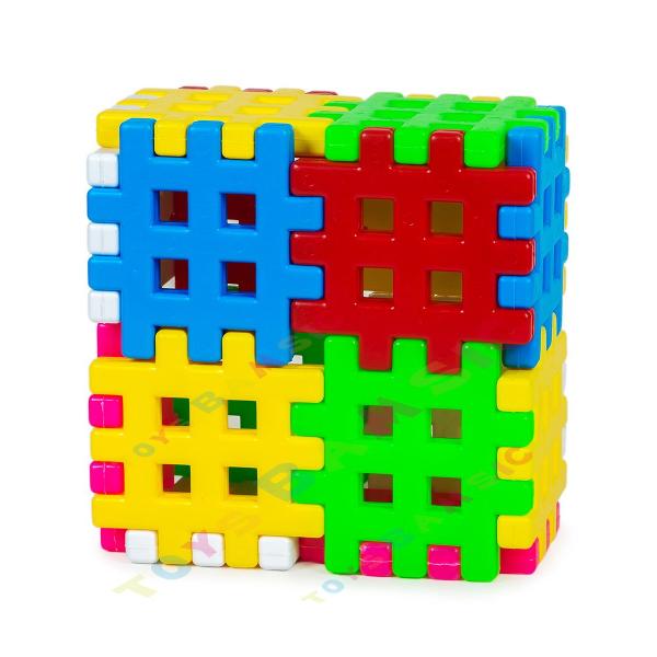 Setul pentru copii &bdquoConstructor Puzzle Nr 3&rdquo este un constructor colorat alcatuit din 16 piese mari conceput pentru a dezvolta creativitatea gandirea logica si imaginatia copilului Datorita formei originale a pieselor cei mici pot construi cuburi casute turnuri garduri figuri geometrice si numeroase alte modele tridimensionale Joaca cu acest constructor contribuie la dezvoltarea motricitatii fine coordonarii miscarilor atentiei rabdarii si creativitatii 