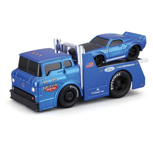 Set Muscle Transports Camion Si Masinuta Metalica Scara 1 la 64 de colectie conceput pentru pasionatii de vehicule clasice si pentru copii care apreciaza jocul realist Produsul include un camion transportor si un vehicul incarcat ambele fabricate din metal cu detalii din plastic oferind rezistenta si un aspect autentic Designul este inspirat din modele auto clasice cu finisaje atent lucrate elemente grafice vintage si roti functionale care permis rularea usoara Setul reproduce fidel 