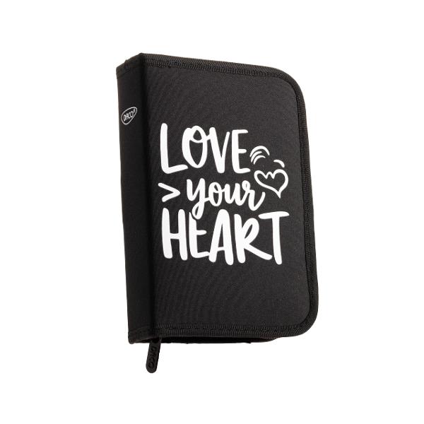 Penarul echipat DACO &bdquo;Love&rdquo; este un accesoriu practic &537;i bine organizat conceput pentru depozitarea instrumentelor de scris &537;i a accesoriilor necesare activit&259;&539;ilor zilnice Designul modern &icirc;n contrast alb-negru cu mesaj inspira&539;ional &bdquo;Love your heart&rdquo; ofer&259; un aspect elegant &537;i expresivProdusele DACO sunt apreciate pentru calitatea materialelor 