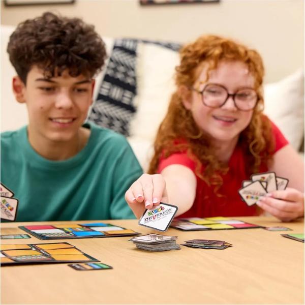 Joc Rubiks Razbunarea este un joc de carti rapid si competitiv inspirat de celebrul cub Rubik in care jucatorii trebuie sa observe sa reactioneze si sa isi foloseasca strategia pentru a forma combinatiile corecte de culori Pe parcursul jocului participantii pot amesteca fura si rezolva provocarile incercand sa isi depaseasca adversarii si sa obtina victoria Regulile dinamice si rundele pline de suspans transforma fiecare partida intr-o experienta distractiva potrivita pentru familie 