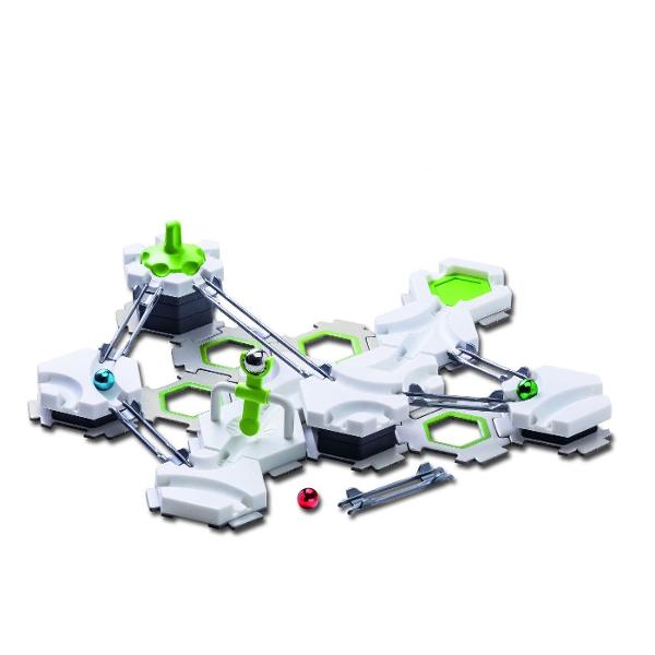 GraviTrax Impulsion primul pas ideal in lumea pistelor cu bile Este un set de baza compact conceput pentru cei care abia incep sa descopere sistemul GraviTrax Contine tot ce este necesar pentru a incepe imediat sa construiesti trasee simple creative si pline de dinamism pentru bile Elementul de actiune Hammer adauga energie intregului set si face ca traseele sa devina si mai captivante Datorita planurilor de constructie incluse si sarcinilor suplimentare se pot invata rapid bazele 