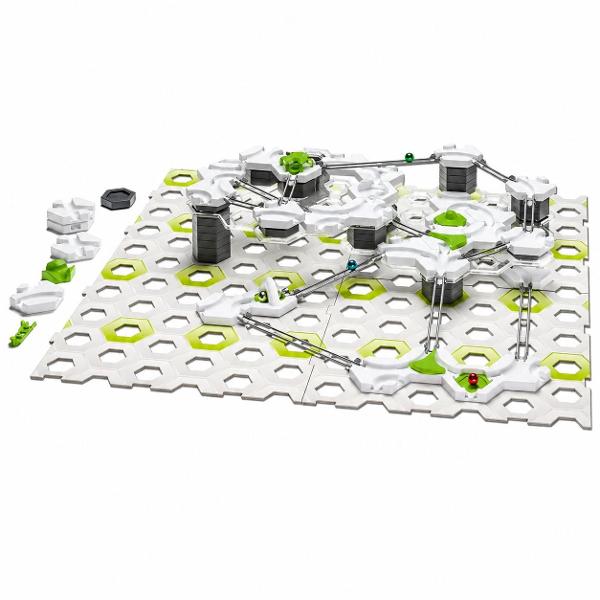 GraviTrax Starter este un set plin de actiune creativitate si posibilitati nelimitate de constructie GraviTrax este un sistem interactiv de piste pentru bile care permite crearea unor constructii spectaculoase si observarea modului fascinant in care actioneaza gravitatia in practica Setul ofera posibilitatea de a proiecta piste pe mai multe niveluri de a experimenta cu viteza directia miscarii si diverse efecte speciale Datorita elementelor variate pot fi construite atat trasee simple 