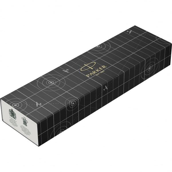 Stilou IM Royal Stilou IM Premium Legacy CT ParkerCorp din otel inoxidabil lacuit cu lac negru matCapac din otel inoxidabil cizelat cu model cu tematica aviatica lacuit cu lac mat Capacul se inchide prin apasareAccesorii din otel inoxidabil placate cu crom Clip din otel inoxidabil placat cu cromGrip din otel inoxidabil satinatPenita din otel inoxidabil polisat avand in varf pastila de iridiu Stiloul 