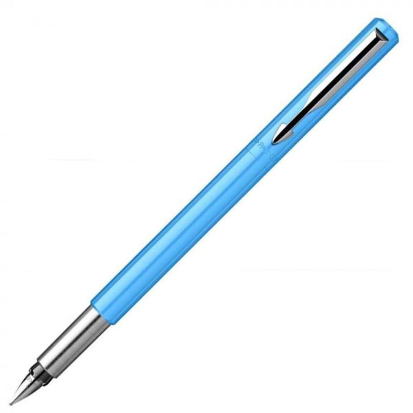 Stilou Vector Light Blue CT Parker&nbsp;Corp si capac din plastic ABS&nbsp;de culoare albastru deschisCapacul se inchide prin apasarePenita din otel inoxidabil placata cu crom avand in varf pastila de iridiu&nbsp;Accesorii din otel inoxidabil placate cu cromClip din otel inoxidabil placat cu cromStiloul functioneaza atat cu cartuse cat si cu convertorPachetul 