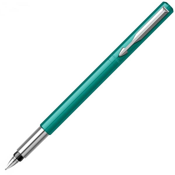 Stilou Vector Royal Standard Emerald CT Parker&nbsp;&nbsp;Corp si capac din plastic ABS&nbsp;de culoare turquoiseCapacul se inchide prin apasarePenita din otel inoxidabil placata cu crom avand in varf pastila de iridiu&nbsp;Accesorii din otel inoxidabil placate cu cromClip din otel inoxidabil placat cu cromStiloul functioneaza atat cu cartuse cat si cu convertorPachetul 