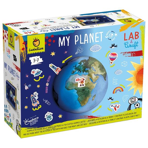 Joc STEAM - Planeta mea LudatticaJocul educa&539;ional STEAM Planeta mea de la Ludattica este un set interactiv pentru copii de 3-5 ani care explic&259; &icirc;ntr-un mod concret cum se rotesc P&259;m&acirc;ntul &537;i Soarele &537;i de ce exist&259; zi &537;i noapte Copilul construie&537;te propriul model de planet&259; &537;i urm&259;re&537;te mi&537;carea ei observ&acirc;nd direct ce se &icirc;nt&acirc;mpl&259; atunci c&acirc;nd se schimb&259; unghiul &537;i 