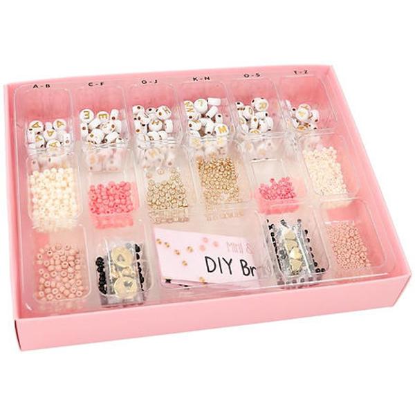 Bratari pentru mama si fetita Setul creativ DIY al Printesei Mimi include margele In doua dimensiuni crem roz nud auriu si negru precumssi patru margele de inima aurie si doua placi cu pandantiv de inima Plus 207 margele cu litere si 2 metri de panglica elastica Cu instructiuni clare si ambalat Intr-o cutie frumoasa de carton cu fereastra de vizualizare