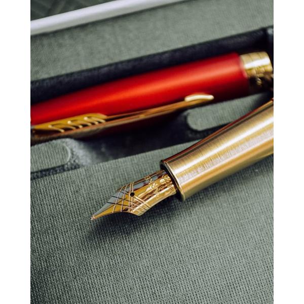 Stilou Sonnet Royal Red Lacquer GT 18K Parker&nbsp;Corp si capac din alama lacuit cu multiple straturi de lac rosu luciosCapacul se inchide prin apasarePenita din aur masiv de 18K placata cu aur de 23K prin tehnologie PVD Physical Vapor Deposition Systems avand in varf pastila de iridiu Stiloul functioneaza atat cu cartuse cat si cu convertorAccesorii din alama placate cu aur de 23K prin tehnologie PVDClip din otel 