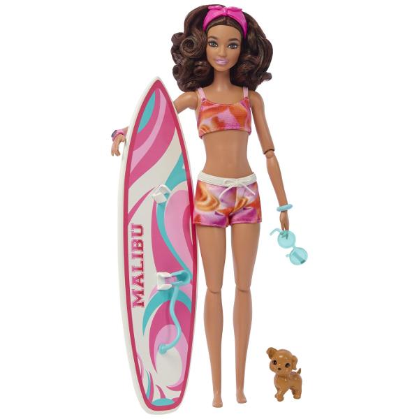 Sa inceapa distractia pe apa Copiii se pot juca cea mai buna zi pe plaja cu aceasta papusa Barbie Ea vine cu o placa de surf un catelus si accesorii realiste de distractie la plajaPlaca de surf cu imprimeu groovy tine papusa in loc cu cleme pentru picioare si o curea de glezna in timp ce ea calatoreste pe valuriPapusa Barbie poarta o tinuta sportiva de inot cu bentita si vine la pachet impreuna cu un catel jucausEa este super entuziasmata de distractie la soare cu un corp care permite 
