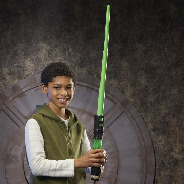 Copiii isi pot imagina propriile dueluri de rol cu sabiile laser Lightsaber Forge cu lame extensibile inspirate din Galaxia Star Wars Copiii cu varsta de 4 ani si peste pot crea o sabie laser si isi pot imagina batalii cu jucarii de rol personalizabile inspirate de armele Jedi si Sith din Galaxia Star Wars Foloseste lama capacul husa si miezul incluse pentru a crea o sabie laser si imagineaza-ti cum valorifica puterea Fortei in timp ce lupta in dueluri cu sabii laser Si cu piese 