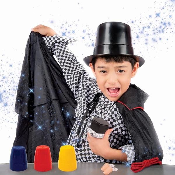 Colectia Magic este o serie captivanta de seturi de iluzionism care combina magia cu principii stiintifice oferind copiilor o experienta educativa si distractiva in acelasi timp Aceasta colectie unica reuneste produse si inventii magice premiate concepute pentru a stimula curiozitatea si dorinta de explorare Prin experimente simple si trucuri spectaculoase copiii descopera intr-un mod interactiv cum functioneaza anumite concepte stiintific transformand invatarea intr-o activitate 