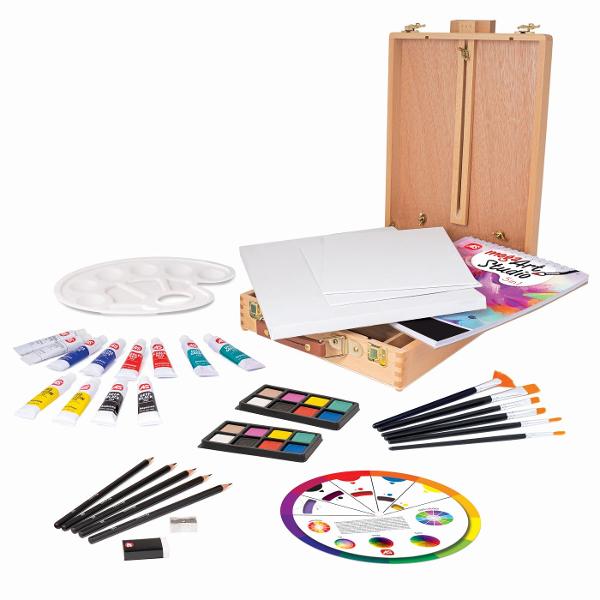 Mega Art Studio 5 in 1 este un set creativ complet ideal pentru copiii pasionati de desen si pictura oferind tot ce au nevoie pentru a-si dezvolta imaginatia si talentul artistic Setul include un seulet tip valiza usor de transport si depozitat 3 tehnici de pictura diferite si aproximativ 60 de accesorii pentru realizarea propriilor opere de arta In interior vei gasi pensule acuarele culorile creioane ghid ilustrat de pictura si roata educationala a culorilor elemente care ii ajuta pe 