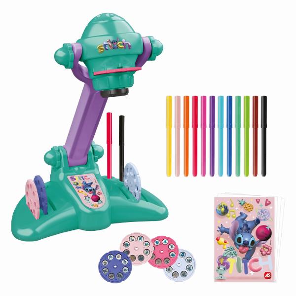 Descopera o modalitate distractiva de a invata sa desenezi alaturi de indragitul personaj Disney Stitch Proiectorul de pictura transforma fiecare activitate creativa intr-o experienta simpla si captivanta alege unul dintre cele 32 de modele disponibile proiecteaza imaginea pe o coala de hartie si urmareste contururile cu ajutorul markerelor incluse Dupa realizarea schitei desenul poate fi colorat si personalizat dupa propria imaginatie Setul include 12 markere lavabile potrivite pentru 