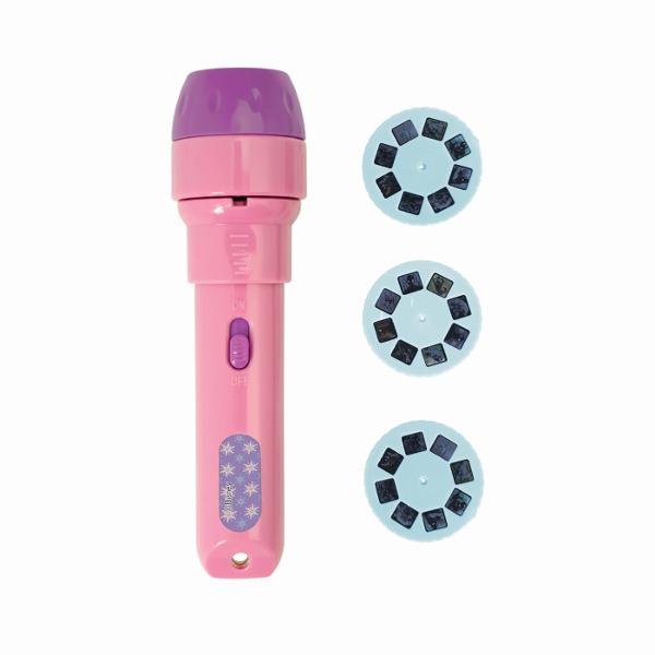 Cu mini proiectorul Frozen 2 poti acum sa iti urmaresti eroinele preferate Amplaseaza rola in proiector si urmareste imaginile uimitoare din Frozen 2 derulandu-se iar si iar Pachetul contine 3 role de proiector cu un total de 24 de imagini Produsul include 1 mini proiector 3 role de proiector cu imagini Manual