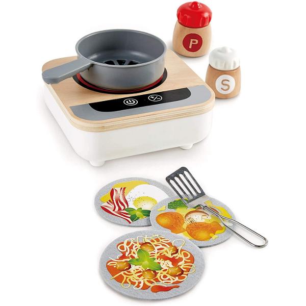 invata sa gatesti cu acest aragaz Are un ventilator incorporat Fara caldura Include sase retete pe trei discuri de pasla o spatula metalica si un set de recipiente cu sare si piper Pregatiti mesele pentru prietenii si familia dvs ca un adevarat bucatar Alegeti o reteta porniti aragazul si amestecati mancarea Aragazul se va opri automat daca nu este utilizat timp de 90 de secunde &bull Ventilatorul din aragaz face ca alimentele sa se miste realist in tigaie Comutatorul senzorului 