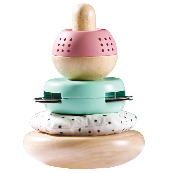Turnul de stivuire este realizat din diverse materiale inclusiv lemn plastic si textile Multe detalii minuscule cum ar fi zornaitul elementele sau cochilii il incurajeaza pe micul tau explorator sa faca muzica fiecare articol oferind un efect de sunet diferit Jucariile sunt realizate din lemn folosind materiale ecologice vopsite in culori atragatoare cu vopsele nontoxice care depasesc cele mai inalte si stricte standarde internationale de siguranta si calitate precum EN71 ISO9001 