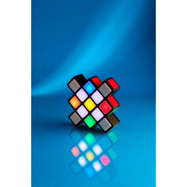 Cubul Rubik&rsquo;s Rush Electronic transforma celebra provocare Rubik&rsquo;s intr-un joc rapid si interactiv in care atentia viteza de reactie si gandirea logica sunt puse la incercare Jucatorii trebuie sa urmareasca indicatiile luminoase si sa gaseasca rapid combinatia corecta inainte de expirarea timpului Jocul ofera o experienta dinamica si competitiva potrivita atat pentru joc individual cat si pentru momente distractive alaturi de familie sau prieteni Este recomandat copiilor cu 