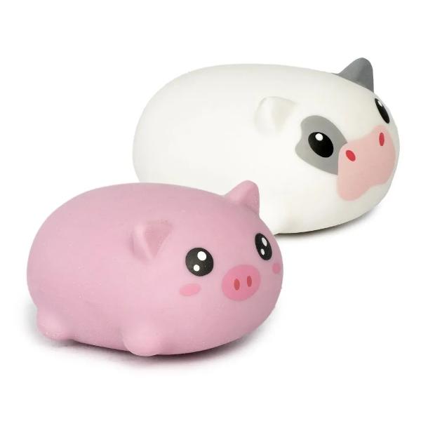 Figurina antistres Squidgy in forma de animal de ferma are o textura moale si flexibila fiind placuta la atingere si usor de strans in mana Este ideala pentru joaca senzoriala relaxare si reducerea tensiunii oferind o experienta distractiva prin apasare si modelare Dimensiunea compacta permite transportarea usoara astfel incat jucaria poate fi folosita acasa in calatorii sau in pauzele de joaca Potrivita pentru copii cu varsta de peste 3 aniPret&nbsp;per bucata Modelul se 