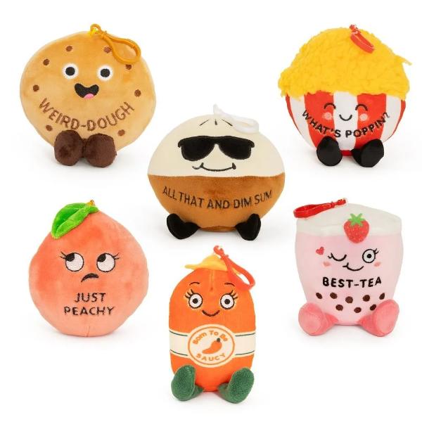Brelocul de plus Snarky cu clips Seria 2 este un accesoriu simpatic si amuzant ideal pentru decorarea rucsacului gentii penarului sau cheilor Realizat din material moale si placut la atingere brelocul are un design jucaus inspirat de personaje haioase cu expresii si detalii originale Clipsul permite prinderea si desprinderea usoara astfel incat brelocul poate fi purtat oriunde Colectia include mai multe modele perfecte pentru colectionat sau oferit cadou Produsul se 