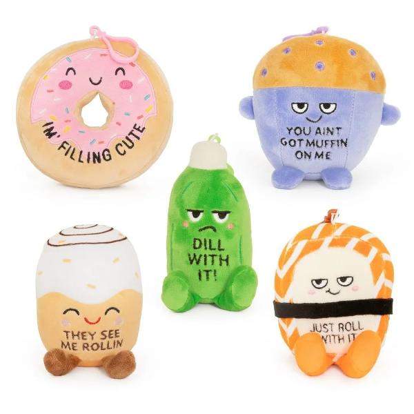 Brelocul de plus Snarky cu clips Seria 1 este un accesoriu amuzant si original ideal pentru decorarea rucsacului gentii penarului sau cheilor Realizat din material moale si placut la atingere fiecare model are un design inspirat de personaje simpatice si expresive cu mesaje haioase care le ofera un plus de personalitate Clipsul permite prinderea usoara si sigura astfel incat brelocul poate fi luat oriunde Colectia include mai multe modele diferite potrivite pentru colectionat 