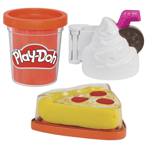Setul Play-Doh Pizza si Milkshake ii invita pe cei mici sa creeze preparate colorate si amuzante din plastilina Copiii pot modela o felie de pizza pot adauga diferite toppinguri si pot realiza un milkshake decorat dupa propria imaginatie Accesoriile incluse stimuleaza joaca de rol creativitatea si indemanarea oferind multiple posibilitati de combinare si decorare Setul contine plastilina Play-Doh in mai multe culori cu o cantitate totala de aproximativ 113 g si este recomandat copiilor 