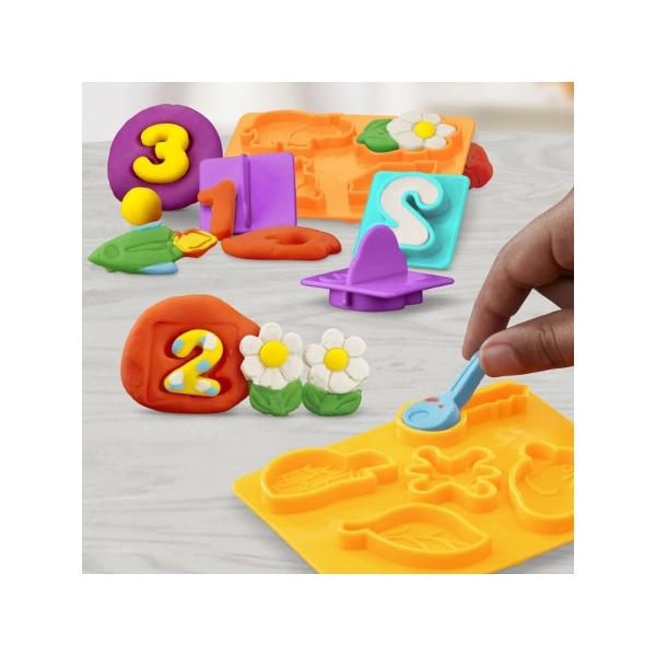 Setul Play-Doh Forme este ideal pentru primele activitati creative cu plastilina oferind copiilor posibilitatea de a modela presa si decupa diferite forme intr-un mod distractiv Setul include forme geometrice si accesorii de modelaj precum si plastilina Play-Doh in 6 culori cu o cantitate totala de 170 g Joaca ajuta la dezvoltarea creativitatii coordonarii mana-ochi si motricitatii fine incurajand copiii sa combine culorile si sa creeze propriile modele Recomandat copiilor cu varsta 