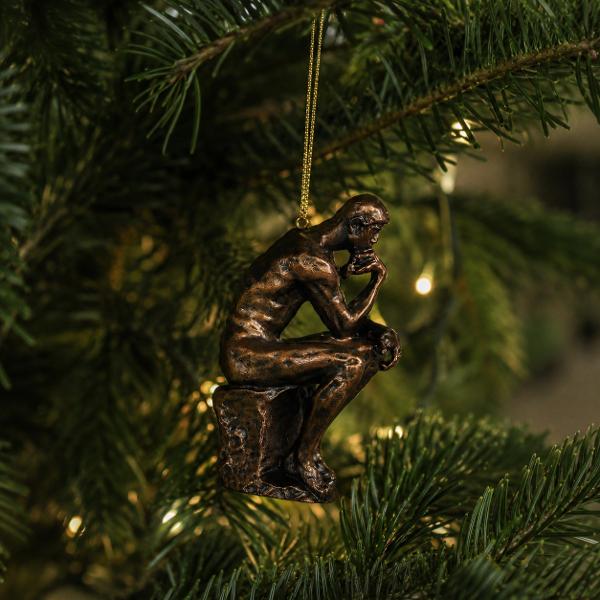 Ornament artistic inspirat de celebra pies&259; &bdquo;G&acirc;nditorul &rdquo; a lui Auguste Rodin  Figura puternic&259; &537;i contemplativ&259; este recreat&259; &icirc;n miniatur&259; ca ornament distinctiv pentru bradul de Cr&259;ciunG&acirc;nditorul de Auguste Rodin 1840&ndash;1917 este una dintre cele mai faimoase sculpturi din istoria artei Figura a fost conceput&259; ini&539;ial ca parte a Por&539;ilor Iadului  compozi&539;ia sculptural&259; 