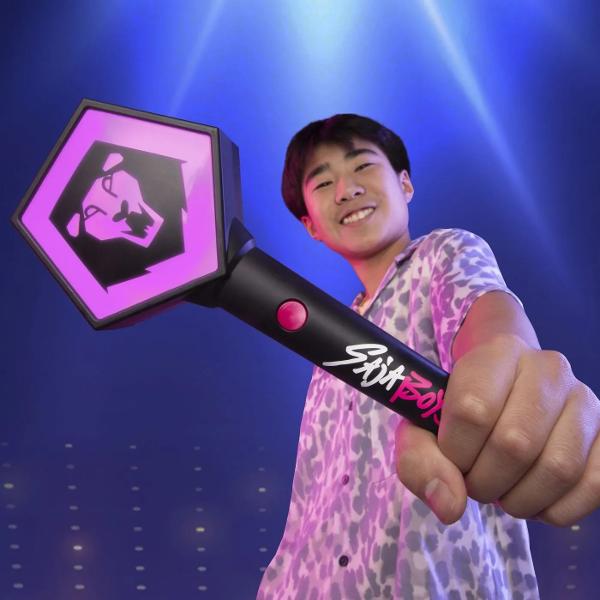 Intra in universul K Pop Vanatori de Demoni cu bagheta electronica luminoasa Saja Boys inspirata de stilul spectaculos al grupului din film Bagheta are un design modern cu maner negru decorat si partea superioara in forma geometrica prevazuta cu simbolul Saja Boys Prin apasarea butonului bagheta se lumineaza oferind efecte vizuale atractive si transformand joaca intr-o experienta plina de energie Este potrivita pentru jocuri de rol recrearea scenelor preferate sau pentru completarea 