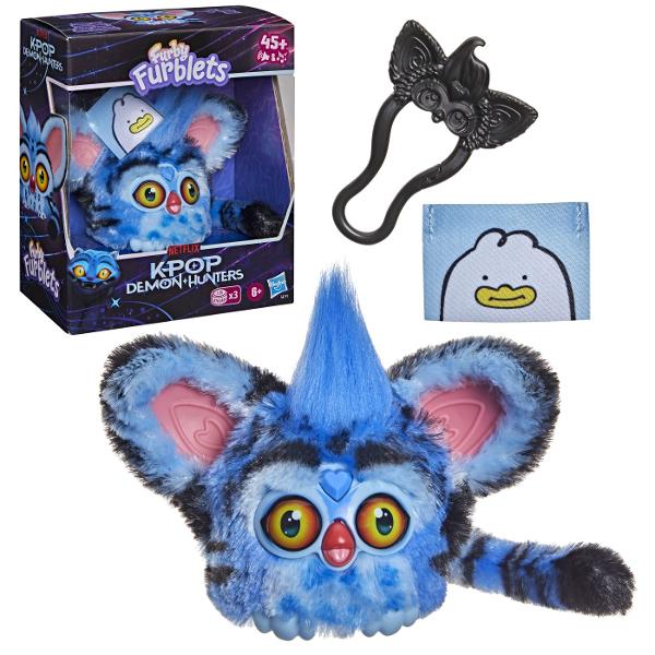 Descopera universul K Pop Vanatorii de Demoni alaturi de Furby Furblets Derpy Tiger o jucarie interactiva de dimensiuni compacte inspirata de simpaticul personaj din filmul Netflix KPop Demon Hunters Prin apasarea diferitelor zone interactive Furblet-ul poate reda peste 45 de sunete si melodii oferind o experienta de joaca distractiva si variata Designul combina aspectul caracteristic Furby cu elementele distinctive ale personajului Derpy Tiger fiind potrivit atat pentru joaca cat si 