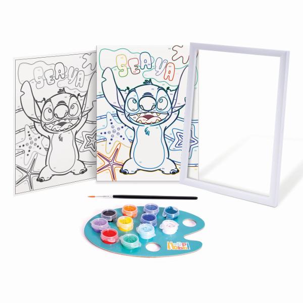 Happi Hobbi Pictura pe Numere Stitch este un set creativ ideal pentru copiii care iubesc activitatile artistice si indragitul personaj Disney Stitch Bazat pe tehnica de colorare dupa numere acest set ii ajuta pe cei mici sa realizeze pas cu pas o imagine frumoasa invatand sa picteze cu atentie rabdare si precizie Fiecare zona a imaginii este marcata cu un numar care corespunde unei anumite culori astfel incat copilul poate colora usor fiecare spatiu urmand indicatiile Aceasta metoda 