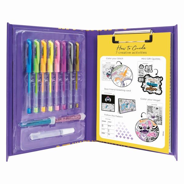 Happi Hobbi Jurnal Artistic Stitch este un set creativ dedicat copiilor care iubesc desenul coloratul si activitatile artistice Inspirat de indragitul personaj Disney Stitch jurnalul combina activitatile de desen cu decorarea paginilor oferind numeroase posibilitati de exprimare creativa In interior copiii vor descoperi materiale si accesorii cu ajutorul carora isi pot personaliza creatiile Pixurile fluorescente permit realizarea unor desene viu colorate iar elementele decorative precum 